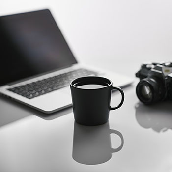 阿森纳球迷快乐欢呼，球队实力强劲